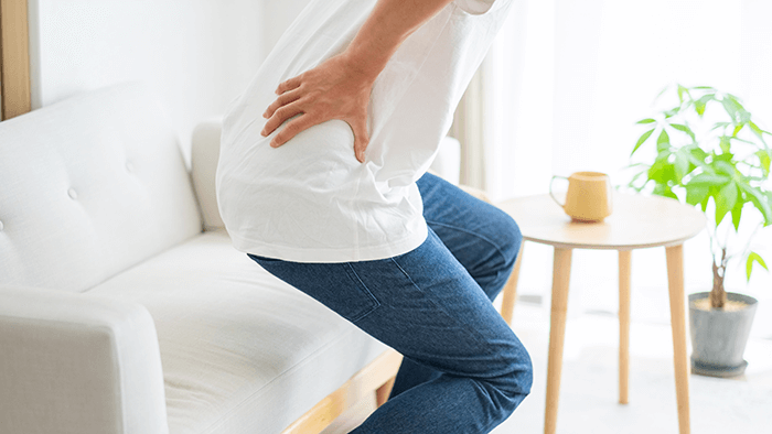 便秘で腰痛が起こる原因とは？ 考えられる病気と治療法を解説